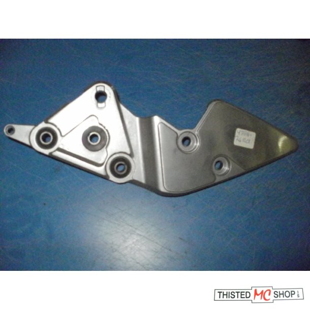 BRACKET FRONT FOOTREST RH GSF 600 43511-26E01