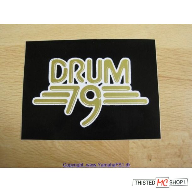 DRUM 79 EMBLEM  SIDED�KSEL K - DX 1979  STK PRIS